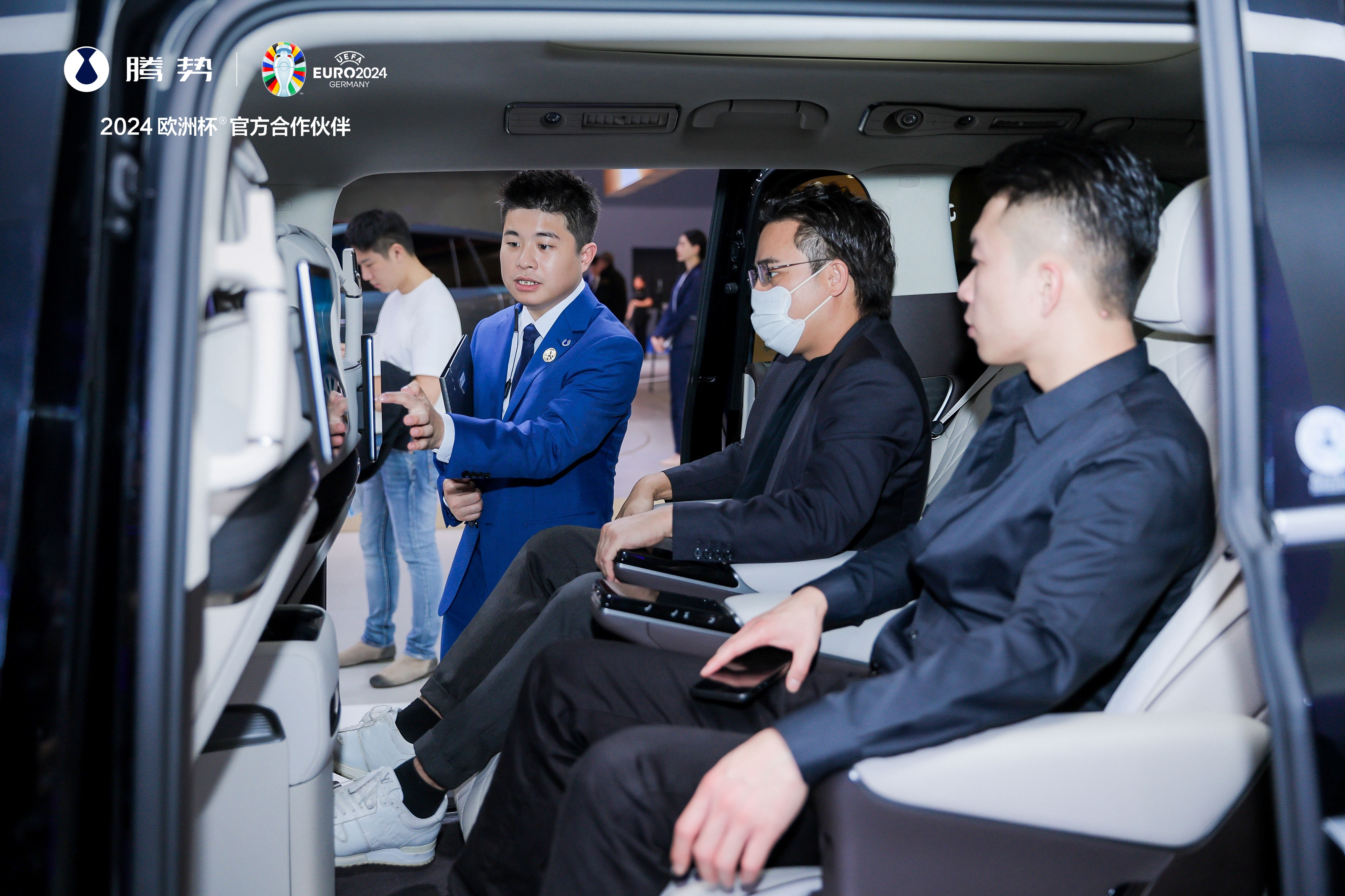 AYX官网-包含亲临现场：车迷的热情与激情展现的词条